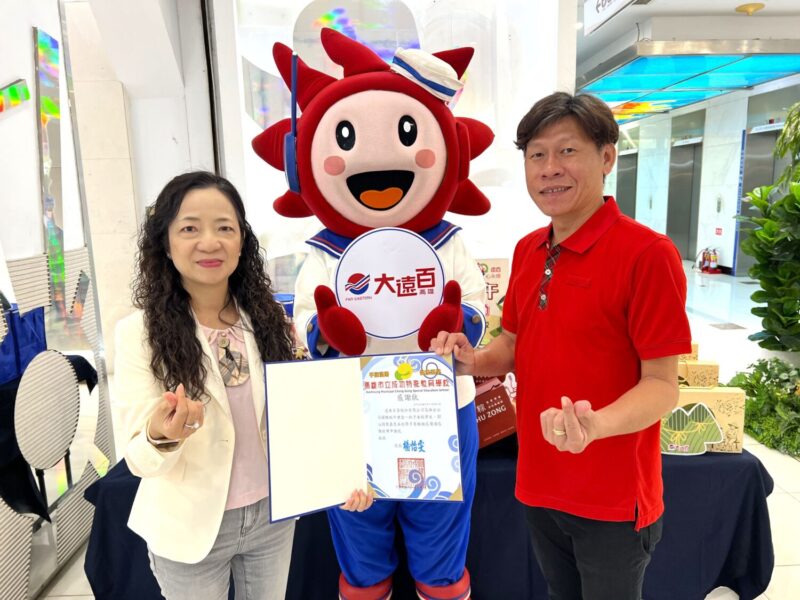 ▲捐贈儀式由高雄市立成功特殊教育學校楊怡雯校長(左)代表全校師生致贈感謝狀。（圖/高雄大遠百提供）