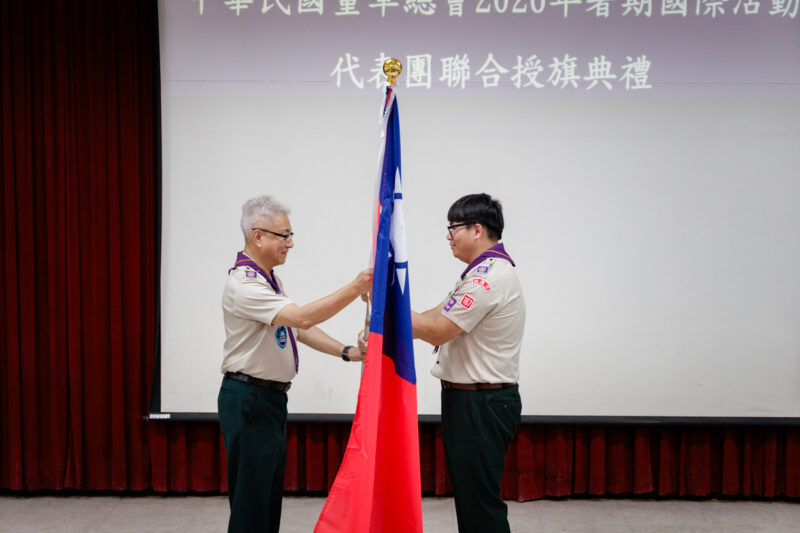 ▲高國倫理事長授旗。(圖/中華民國童軍總會提供)