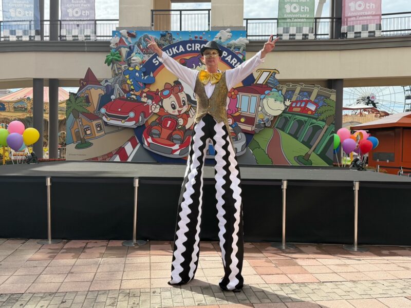 ▲即日起至7.26(日)_每週六日的1530-1630，奇幻小丑驚喜現身戶外購物街區。（圖/SKM Park Outlets高雄草衙提供）