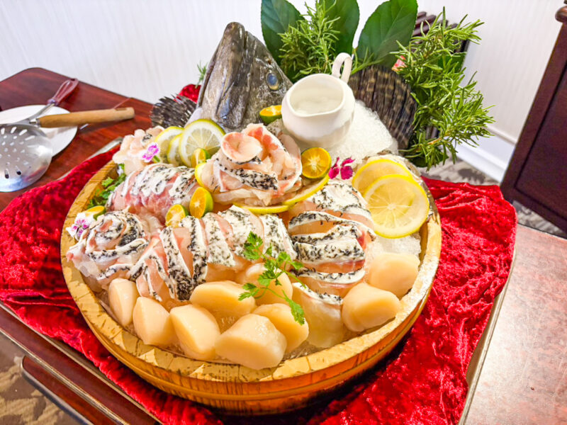 ▲飯店選用龍虎斑、北海道生食級干貝，搭配鮮蝦金湯三大海味，透過「過橋宴」桌邊服務，打造視覺、香氣與味覺兼具的宴席體驗。（圖/高雄翰品酒店提供）