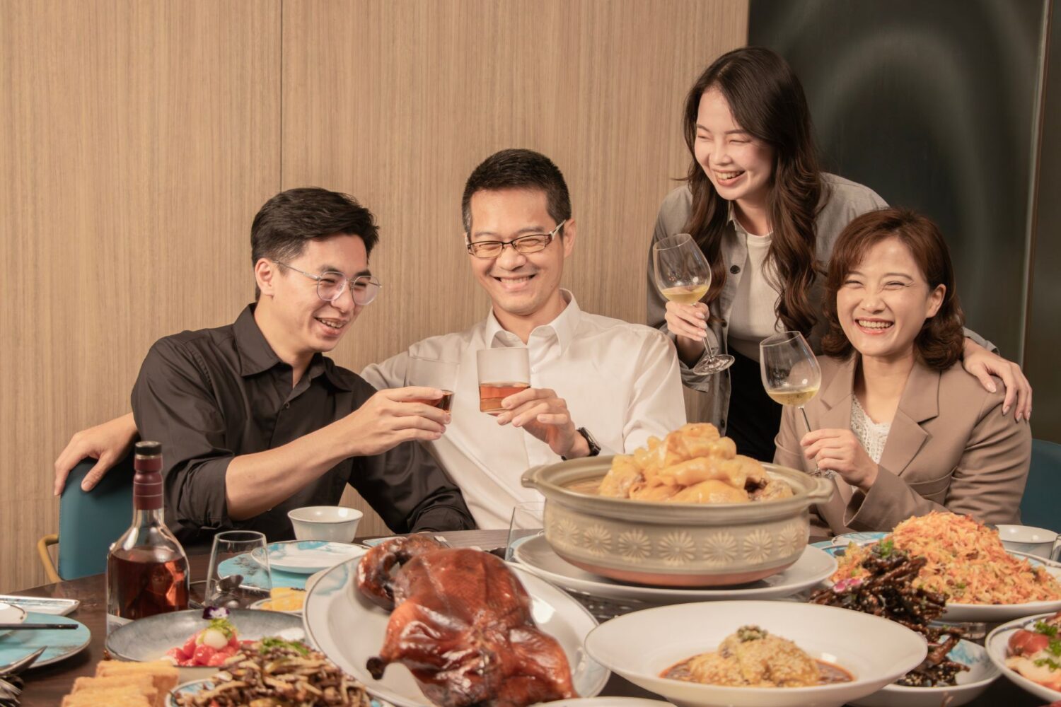 ▲湛露中餐廳 主廚張守誠以一桌粵味桌宴，致敬父親深沉的愛。預訂包廂並點購指定桌菜，即贈格蘭傑經典 12 年 50ml 迷你酒乙瓶。（圖/高雄洲際酒店提供）
