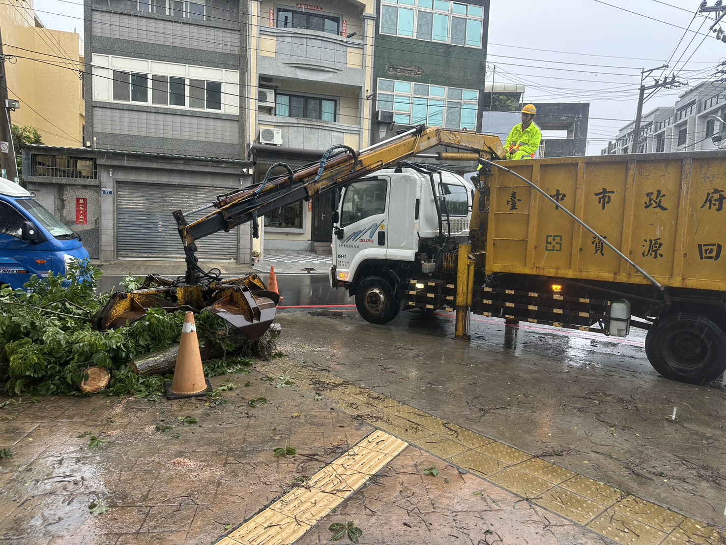 巴威颱風警報解除 中市府全面投入災後復原 加速搶修恢復市容 巴威颱風警報解除 中市府全面投入災後復原 加速搶修恢復市容