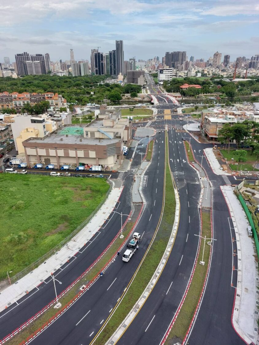 九如橋改建工程即將通車 高市府團隊視察全線路型與附屬設施 九如橋改建工程即將通車 高市府團隊視察全線路型與附屬設施