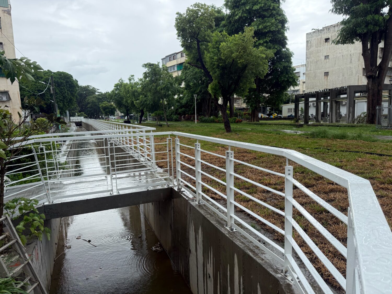 鳳山國富路旁中小排渠道整建完工 高市水利局維護排水安全及打造宜居環境 鳳山國富路旁中小排渠道整建完工 高市水利局維護排水安全及打造宜居環境