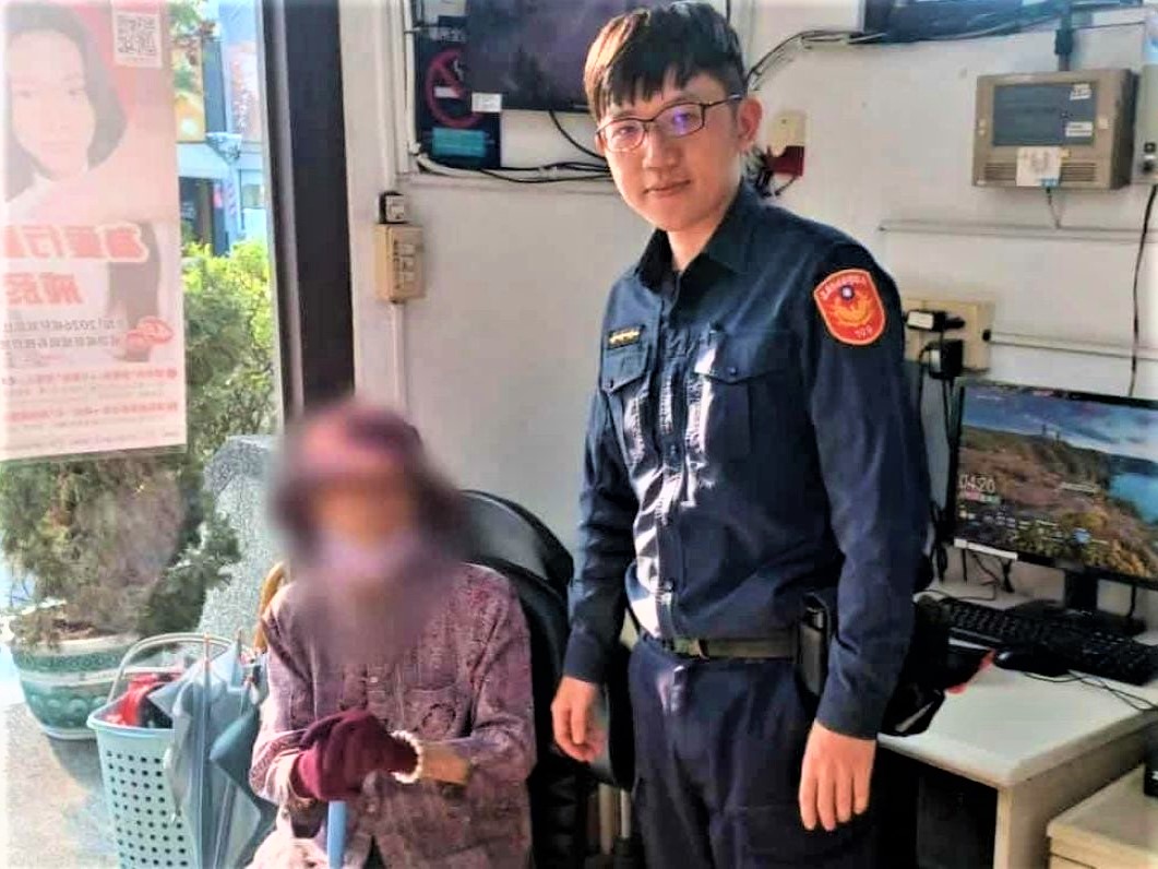 失智嬤呆立街頭　新南警憑過人眼力二度助返家