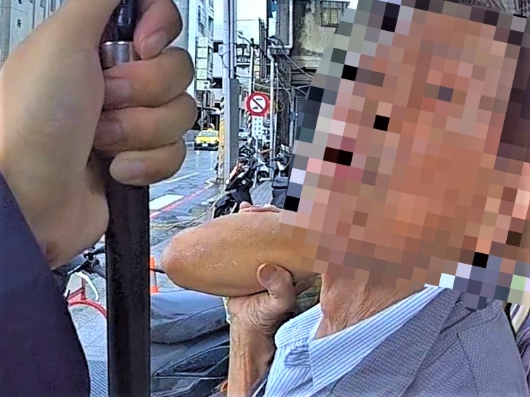 銀行辦事突癱軟　北門警鷹眼發現即時助老翁送醫