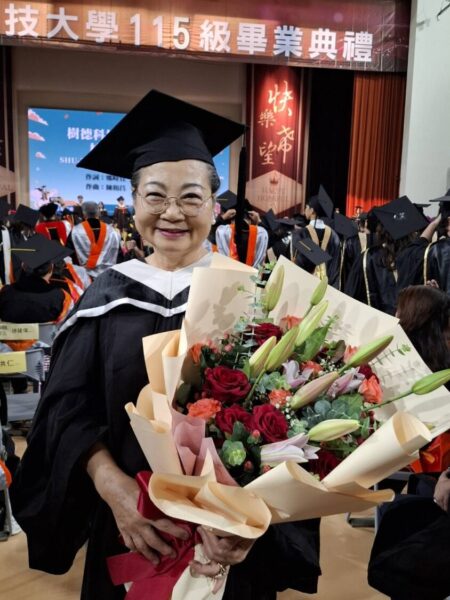 沐華國際美容資深講師鄭乃瑄終身學習不停歇 74歲高齡樹德科大畢業活出健康與自我