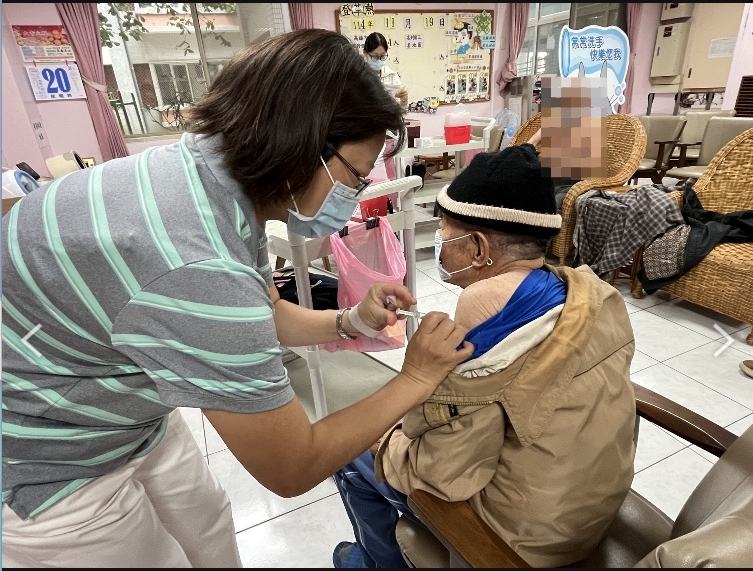 新冠疫情升溫就診增加近五成 高市衛生局籲高風險族群速接種疫苗強化保護力 新冠疫情升溫就診增加近五成 高市衛生局籲高風險族群速接種疫苗強化保護力