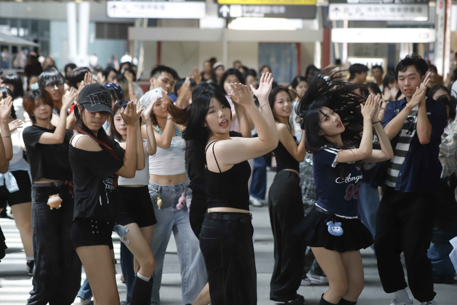雄爭舞鬥暖身開跑！K-POP快閃巡迴四大地標 首站前進高雄車站　點燃街舞熱潮