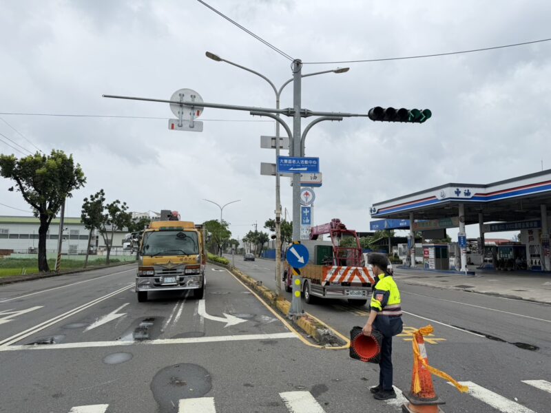 受巴威颱風強襲倒塌！高市大寮區光明路與八德路口號誌已修復