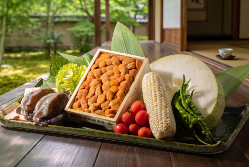 ▲WA-RA 日式餐廳以「旬」為信仰、以當令食材為本，透過即席料理、炭火香氣與精準出餐節奏，邀賓客感受一場專屬盛夏的日式旬味劇場。（圖/高雄洲際酒店提供 )