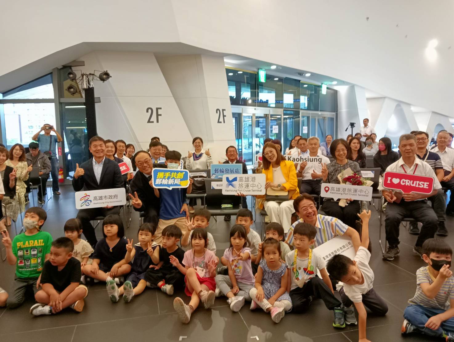 張正傑獻樂祝賀港務公司總公司與基隆分公司「郵輪發展處」正式成軍