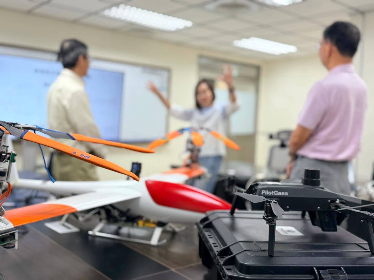 柯志恩參訪藏識科技:高雄無人機不能只做代工組裝 應掌握「大腦」核心技術 柯志恩參訪藏識科技:高雄無人機不能只做代工組裝 應掌握「大腦」核心技術