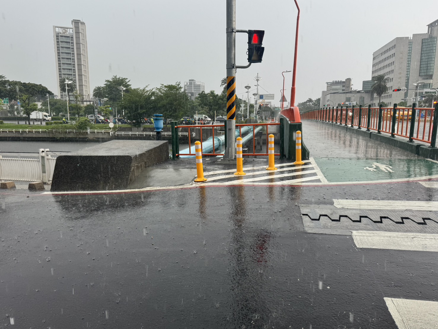 五甲三路一處石墩經常被撞到 高市新工處將協助自來水公司拆除 五甲三路一處石墩經常被撞到 高市新工處將協助自來水公司拆除