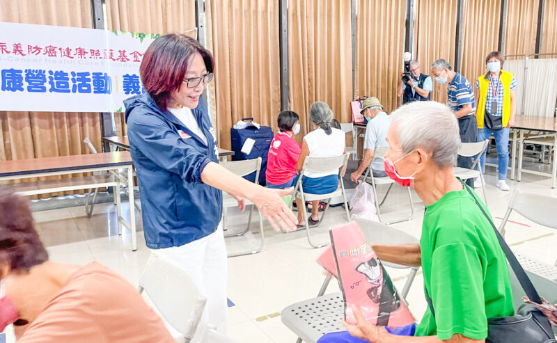 ▲高雄市議長康裕成也到場關心活動，向醫護團隊及參與民眾致意。
