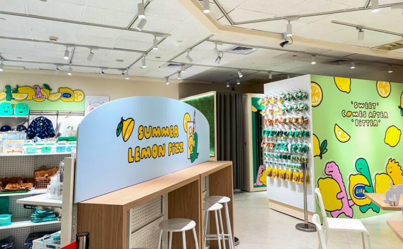 ▲CACO CAFE將充滿夏日氣息的果園意象融入店內場景，並同步推出聯名餐點、人氣商品及兩波。（圖/高雄夢時代提供）