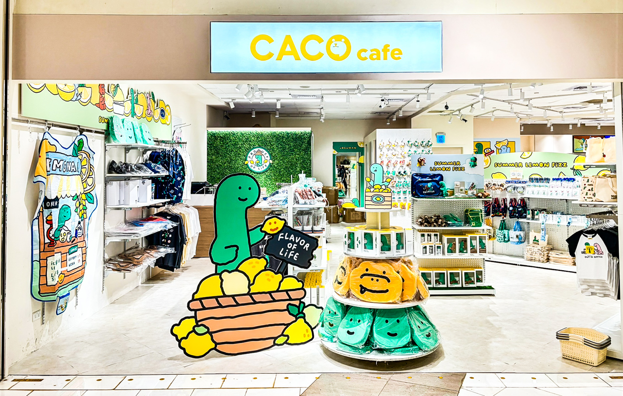 ▲CACO cafe 攜手全球人氣 IP JOGUMAN，以「檸檬果園午後時光」為主題打造期間限定主題空間。（圖/高雄夢時代提供）