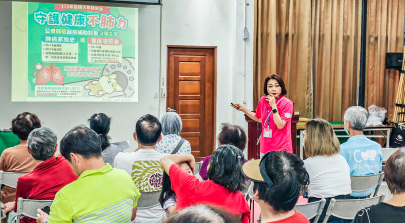 ▲阮綜合醫院高級專員李碧月向民眾分享健康保養及癌症預防觀念，提醒養成均衡飲食、規律運動及定期健康檢查的習慣。（圖/記者張忠義攝）