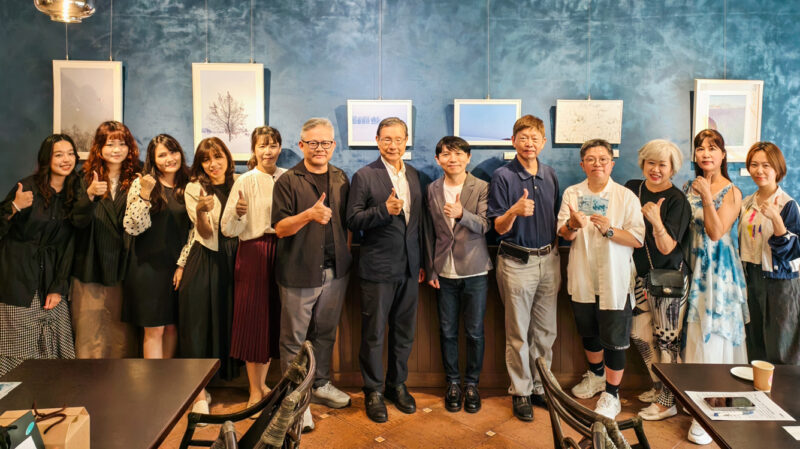 ▲高師大視覺設計學系碩士在職專班一年級學生,在帕莎蒂娜青海餐廳及帕莎蒂娜烘焙坊文化店推出《薩伯康森海域》聯展,讓民眾在享受餐飲之餘,也能近距離欣賞藝術作品,體驗「藝術即生活」的美學理念。(圖/記者張忠義攝)