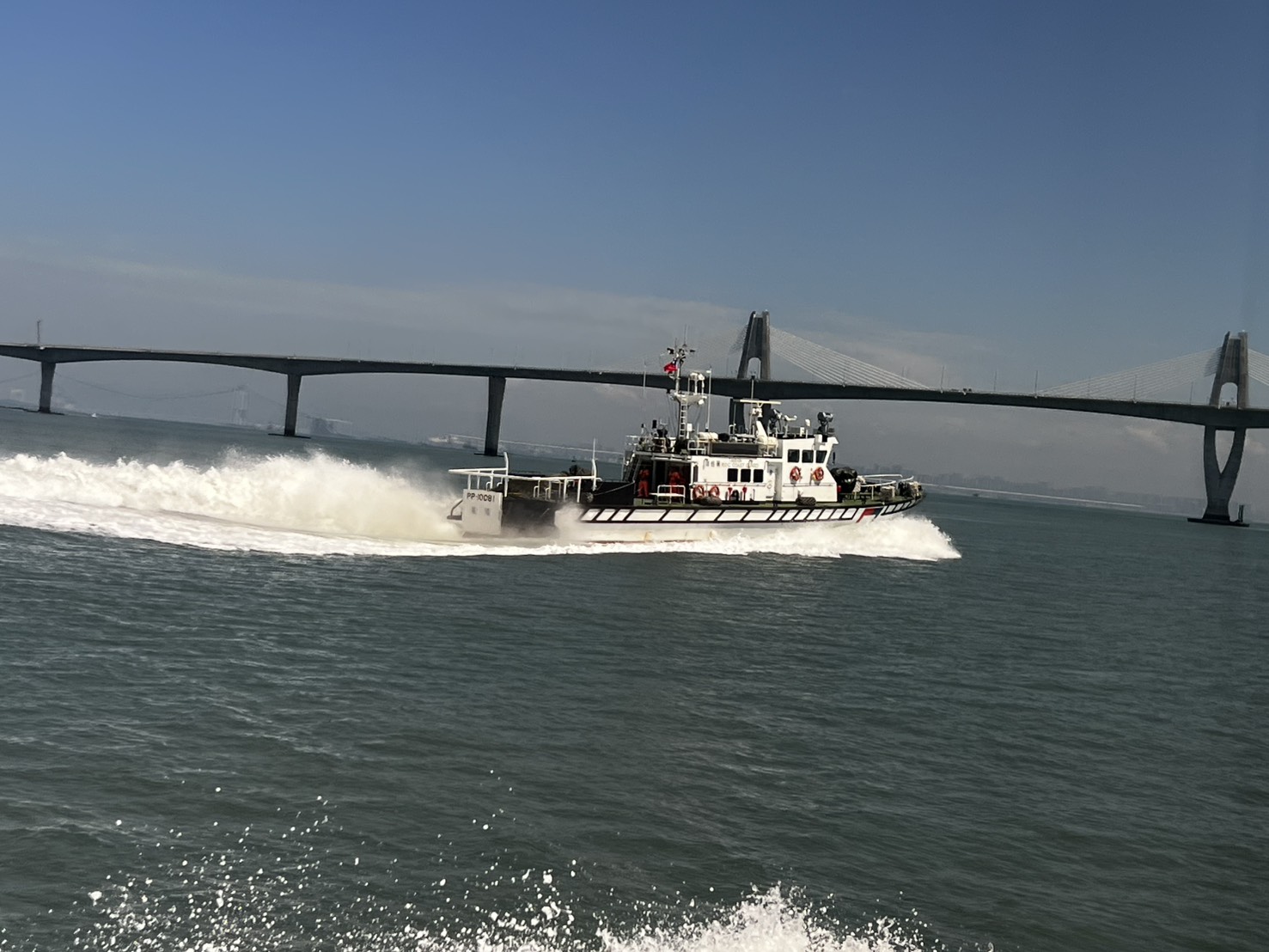 對中政策跨國議會聯盟(IPAC)四大洲六國國會議員登海委會海巡署艦艇 走訪金廈水域