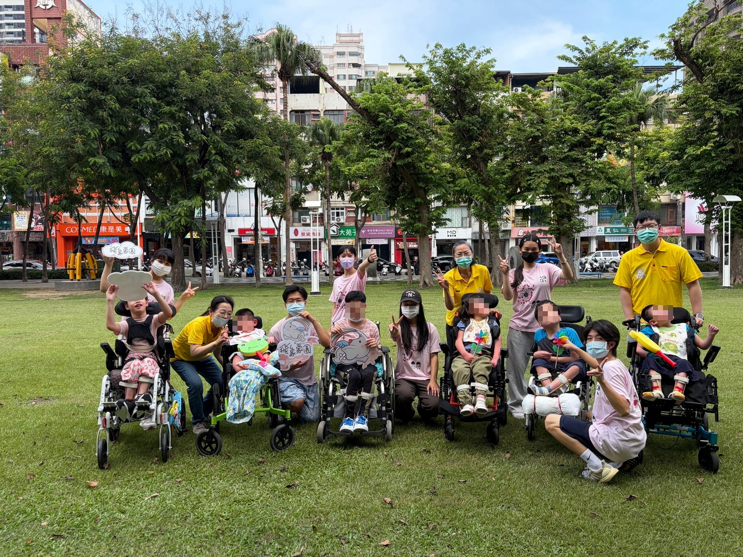 大學生陪伴社區走讀觀察自然新體驗 幫助民生醫院飛象家園受虐併重症童走出家園