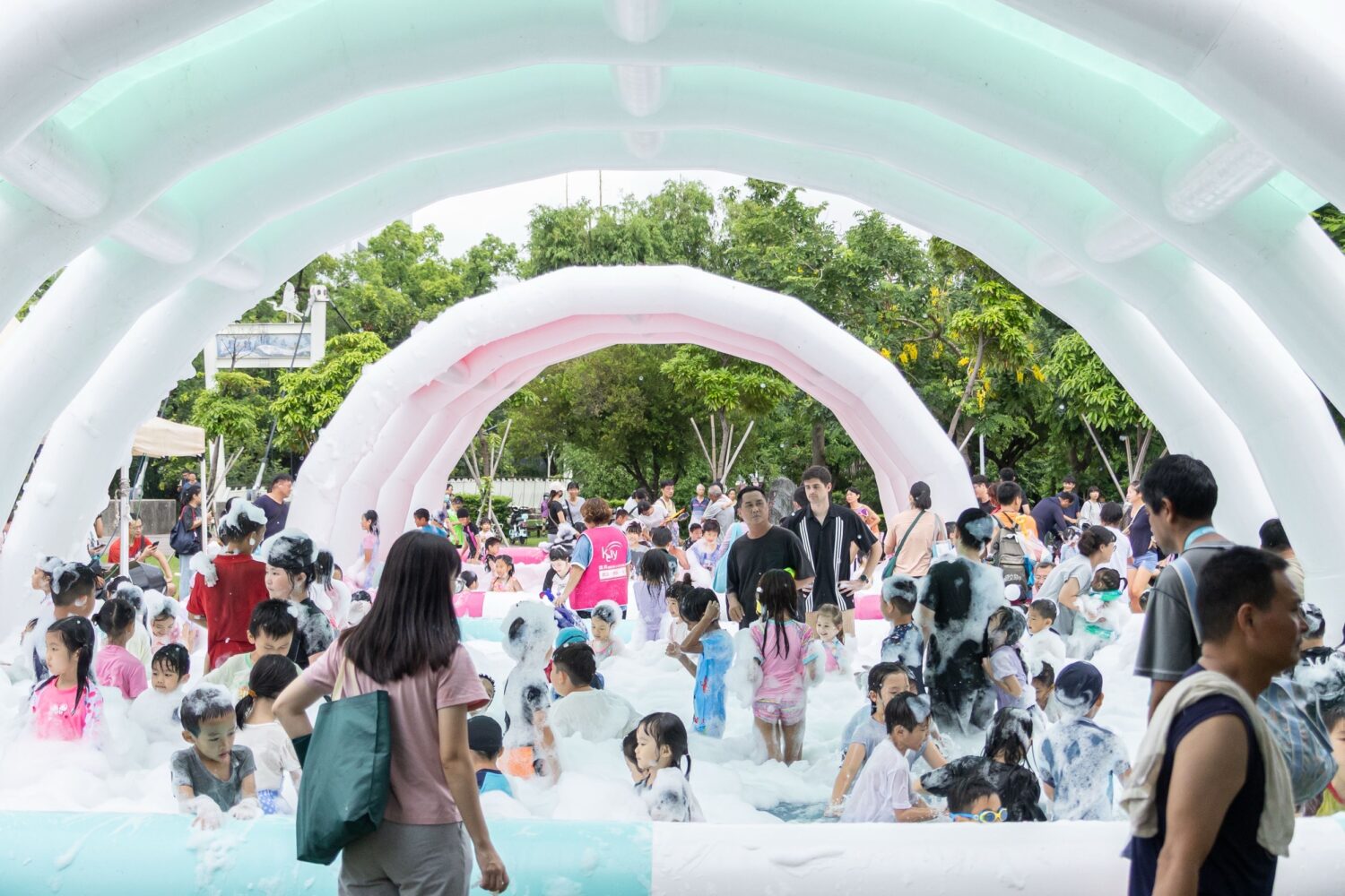 屏東市千禧公園變身夢幻水樂園!「夏日泡泡趴」巨型滑水道千人戲水降溫 屏東市千禧公園變身夢幻水樂園!「夏日泡泡趴」巨型滑水道千人戲水降溫