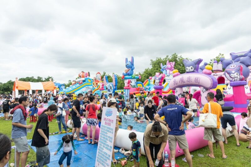 屏東市千禧公園變身夢幻水樂園！「夏日泡泡趴」巨型滑水道千人戲水降溫