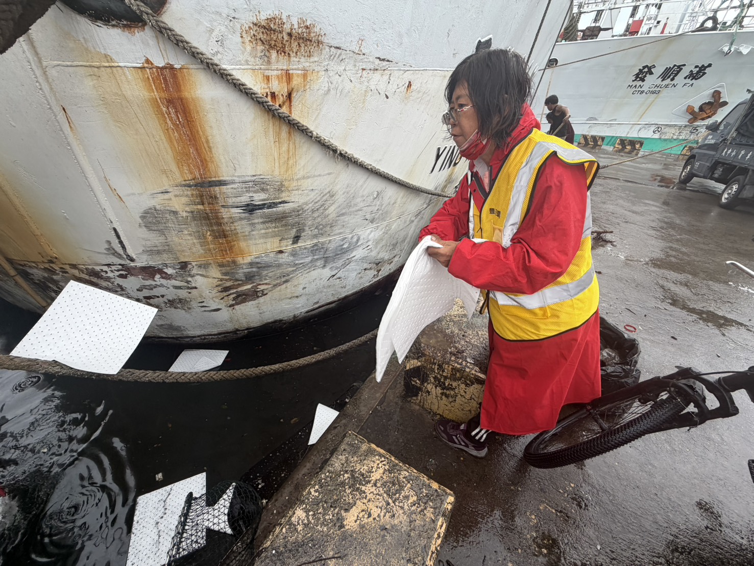 「盈榮638號」漁船排放廢污油水 高市海洋局立即進行油污清除與環境復原工作 「盈榮638號」漁船排放廢污油水 高市海洋局立即進行油污清除與環境復原工作