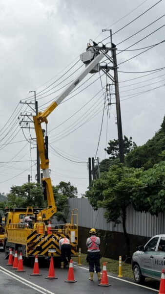 巴威颱風釀災 台電鳳山區處全力搶修 已復電逾94%