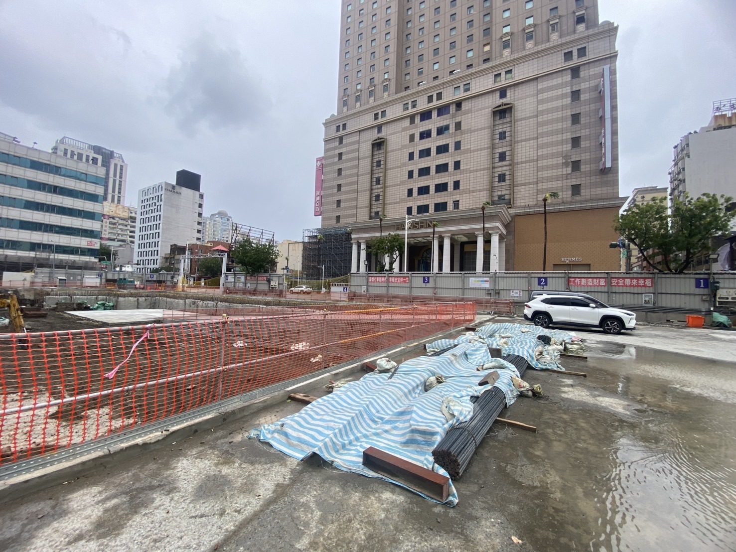 颱風強風吹襲 高市建管處即刻查處工地圍籬、帆布及外牆磁磚掉落 全力維護公共安全 颱風強風吹襲 高市建管處即刻查處工地圍籬、帆布及外牆磁磚掉落 全力維護公共安全