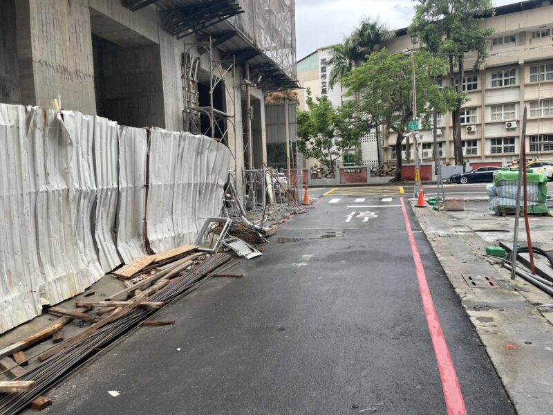 颱風強風吹襲 高市建管處即刻查處工地圍籬、帆布及外牆磁磚掉落 全力維護公共安全