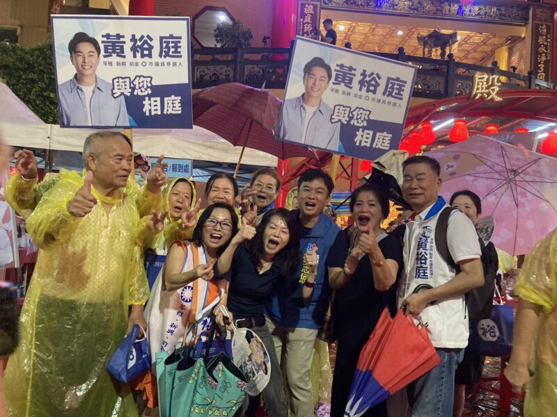 與柯志恩攜手讓前金風華再現 黃裕庭前金萬興宮雨中開講民眾相挺