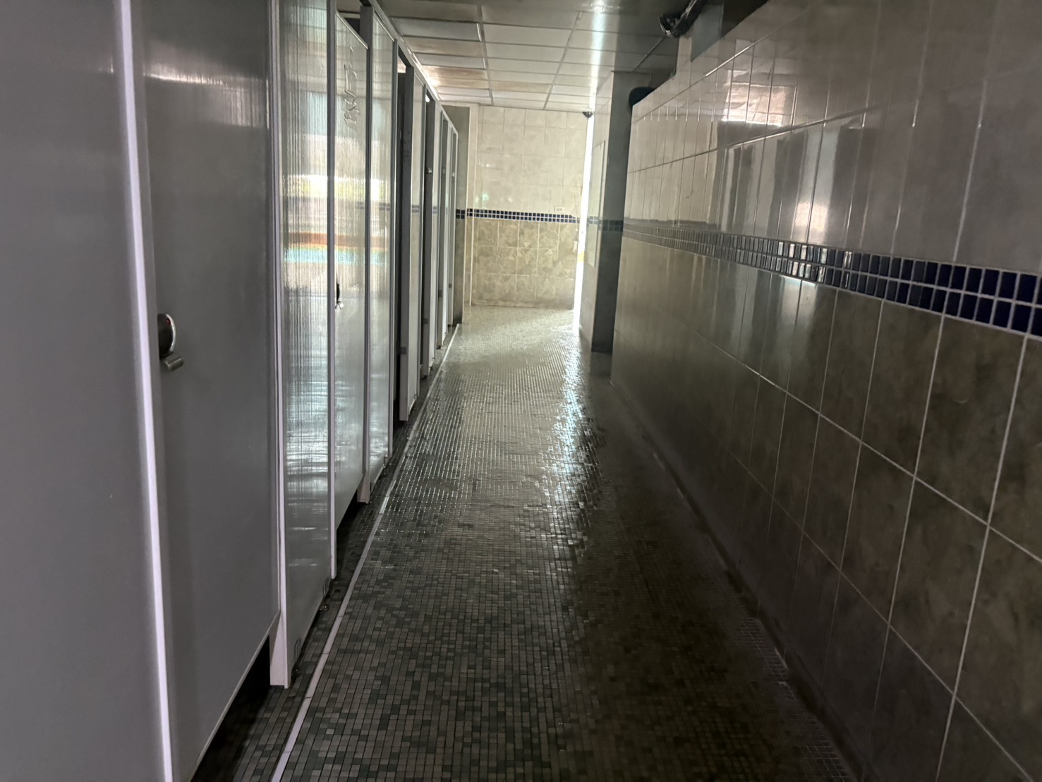雨停一週，屏東市國民運動中心游泳池更衣室仍黑壓壓！梁育慈質疑市公所行政效率有待改善