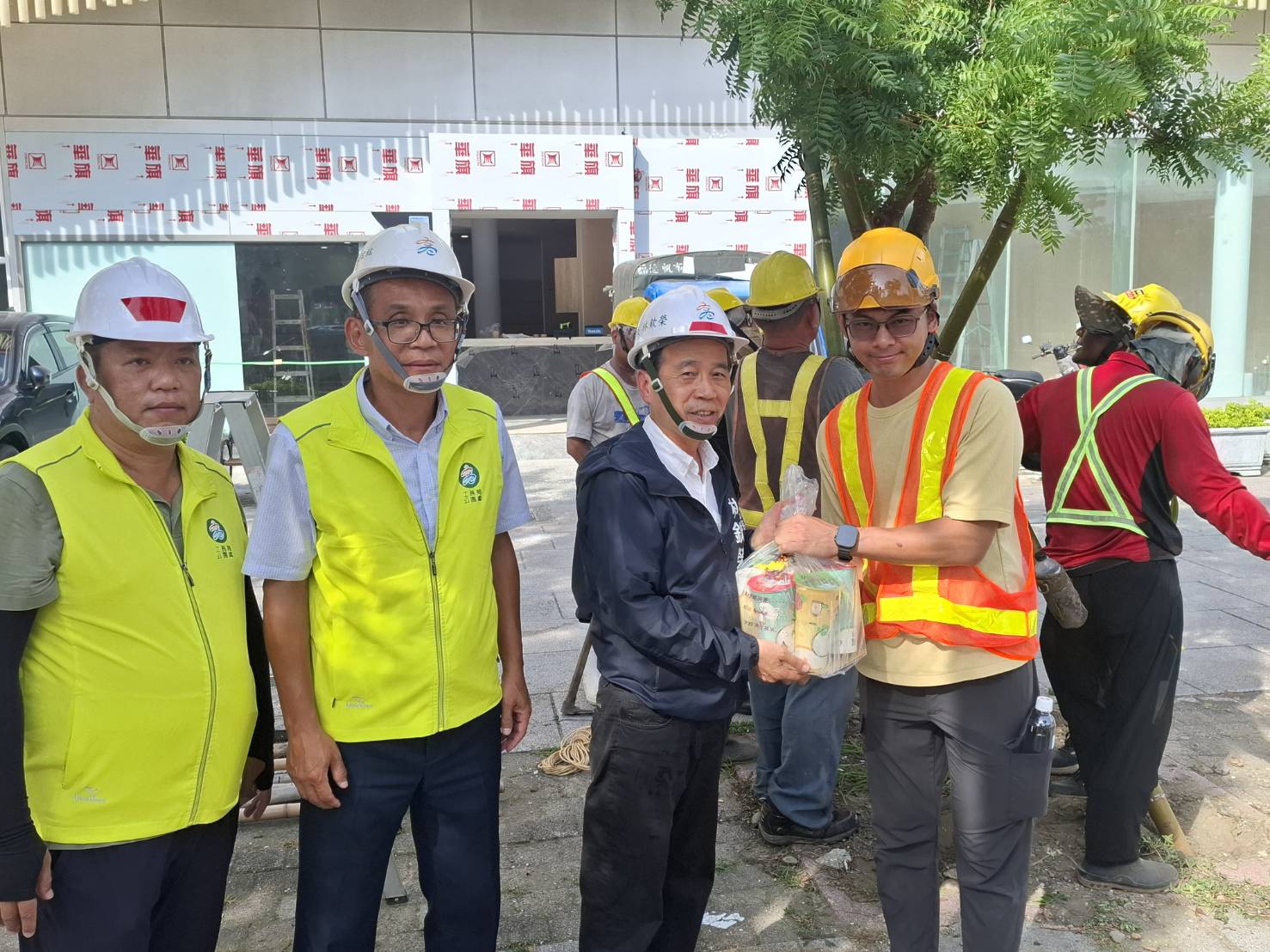 高市工務局防颱超前部署 林欽榮副市長督導路樹加固作業 高市工務局防颱超前部署 林欽榮副市長督導路樹加固作業
