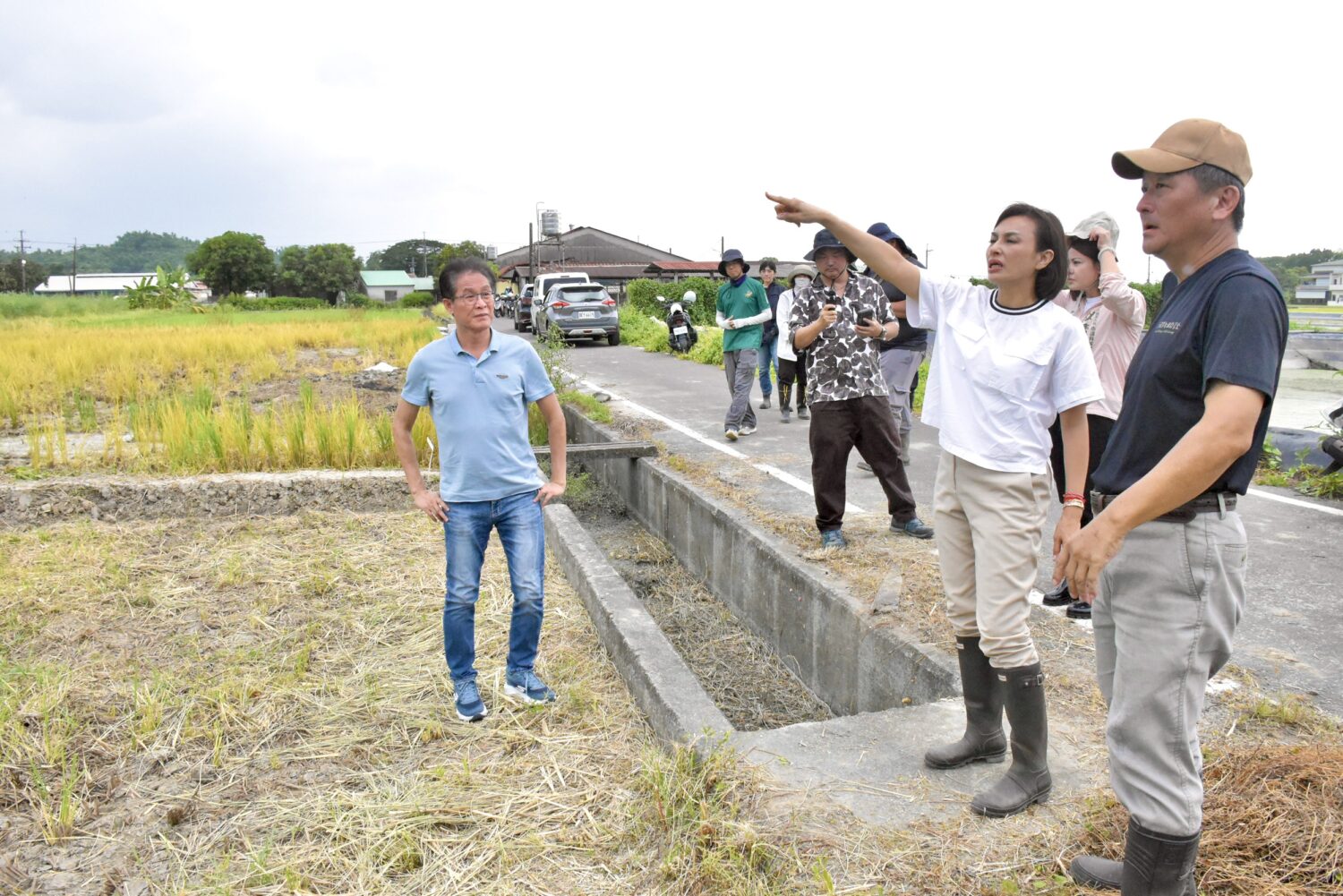 巴威颱風侵台前夕，立委邱議瑩會同美濃農會與田野學會視察「在地滯洪」整備