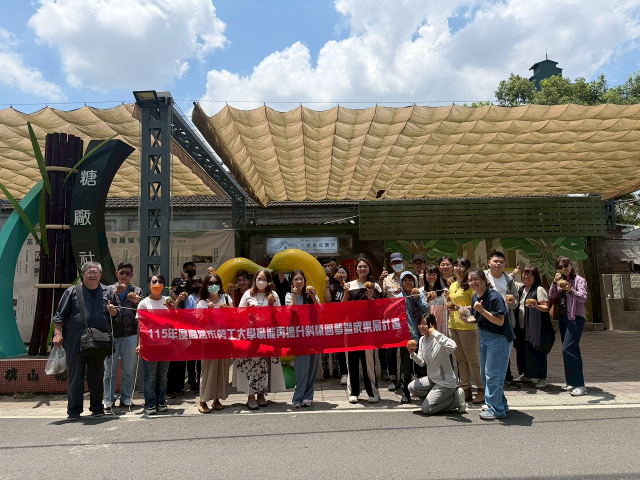 運用AI輔助設計重新定位品牌 高市勞工大學帶領創業新手職能再提升