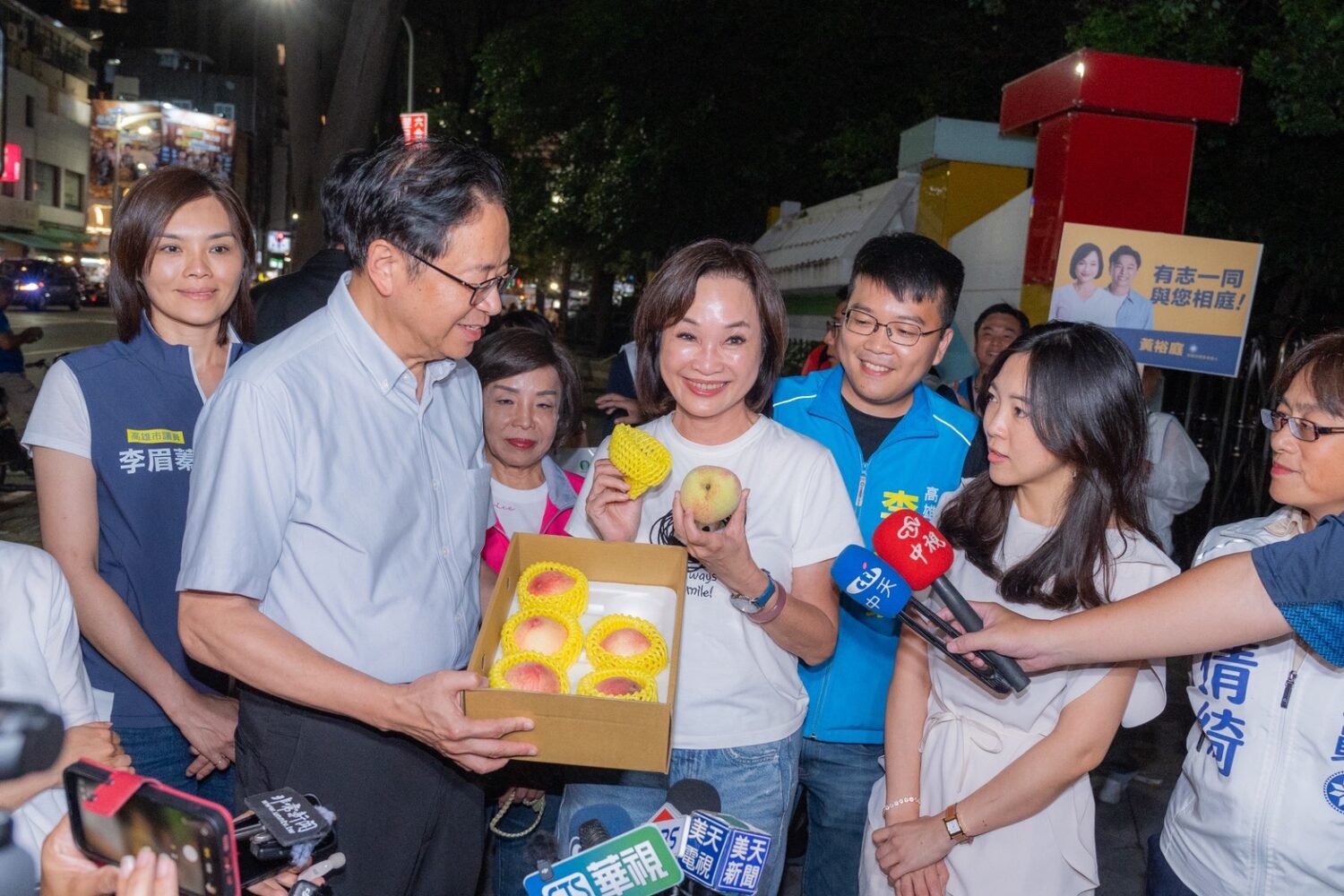 合體逛六合夜市 柯志恩、張善政互贈高雄芒果、水蜜桃  共挺台灣農產