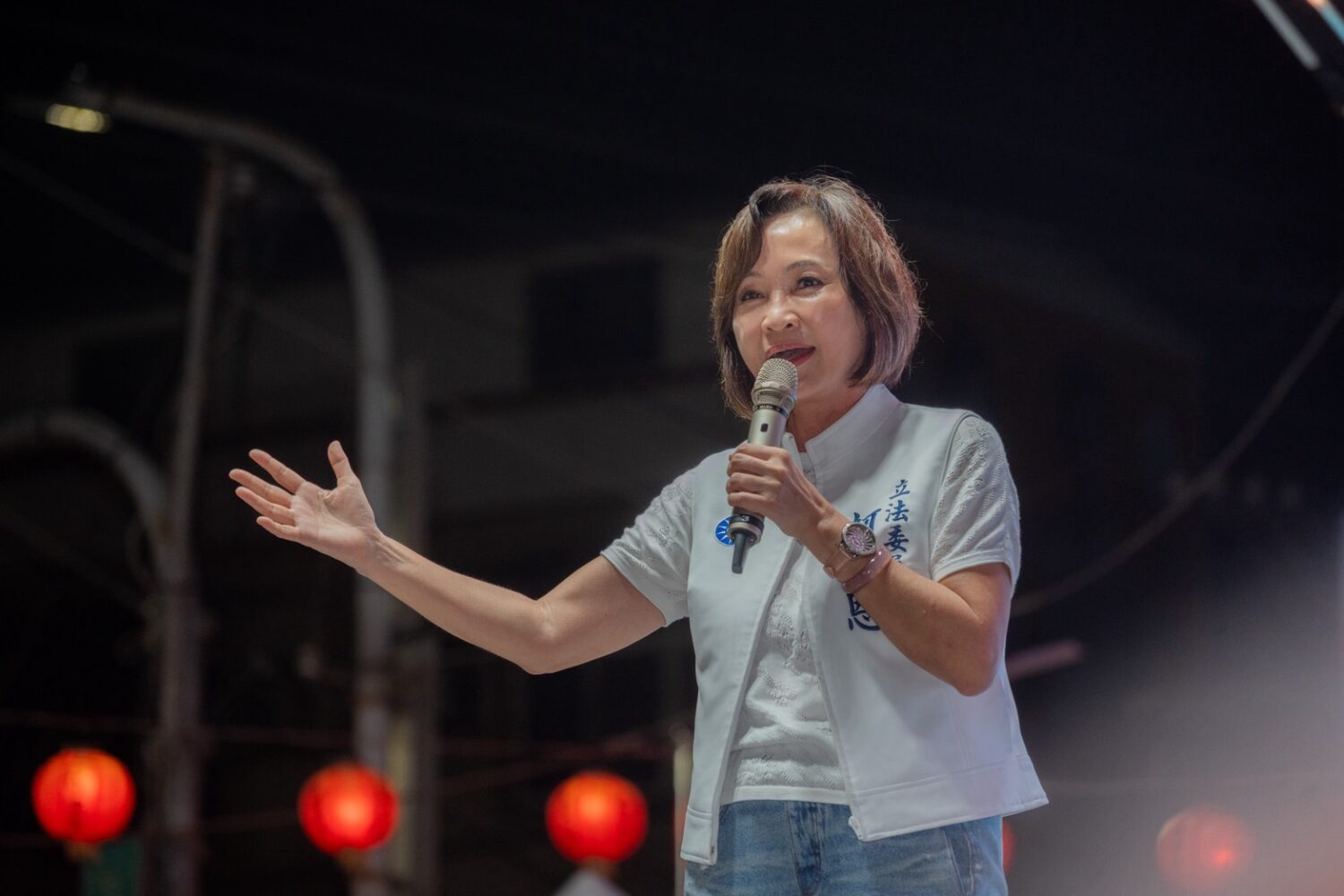 柯志恩廟口那卡西首場大樹開唱 謝龍介現身力挺:用選票讓民進黨反省 柯志恩廟口那卡西首場大樹開唱 謝龍介現身力挺:用選票讓民進黨反省