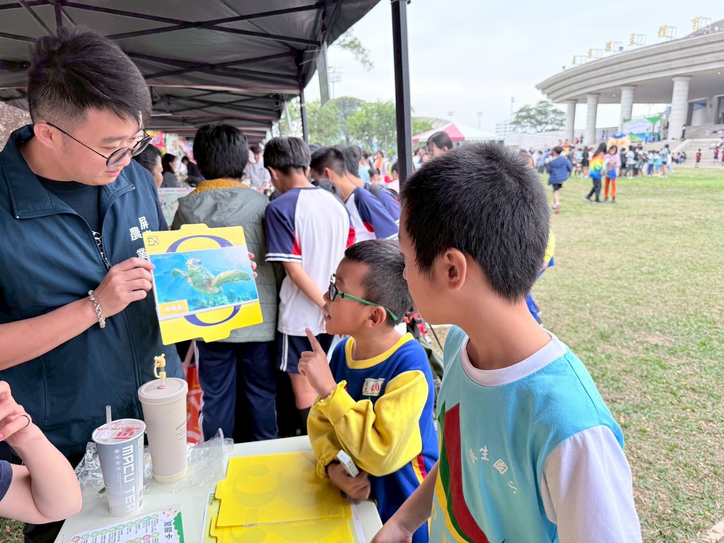 又有遊客摸海龜遭海巡移送 屏縣府農業處呼籲民眾共同守護海龜避免觸法 又有遊客摸海龜遭海巡移送 屏縣府農業處呼籲民眾共同守護海龜避免觸法