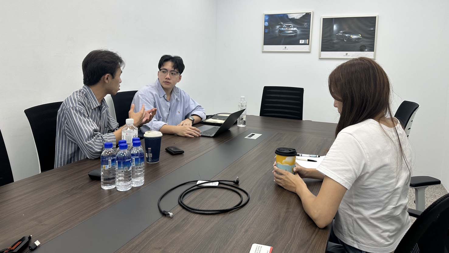 雙方團隊於銓宏會議室內展開跨界對話,期盼將「隱形善力」轉化為品牌聲量正循環。