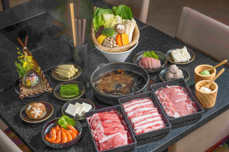 ▲「品日料」餐廳於8月1日至8月9日推出父親節限定餐飲優惠。餐廳主打壽喜燒鍋物與握壽司吃到飽，活動期間每位用餐賓客皆可免費獲贈小米酒或梅酒一杯，為團聚時光增添節慶氛圍。（圖/高雄翰品酒店提供）