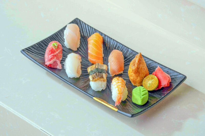 ▲「品日料」餐廳於8月1日至8月9日推出父親節限定餐飲優惠。餐廳主打鍋物與握壽司吃到飽，活動期間每位用餐賓客皆可免費獲贈小米酒或梅酒一杯，為團聚時光增添節慶氛圍。（圖/高雄翰品酒店提供）