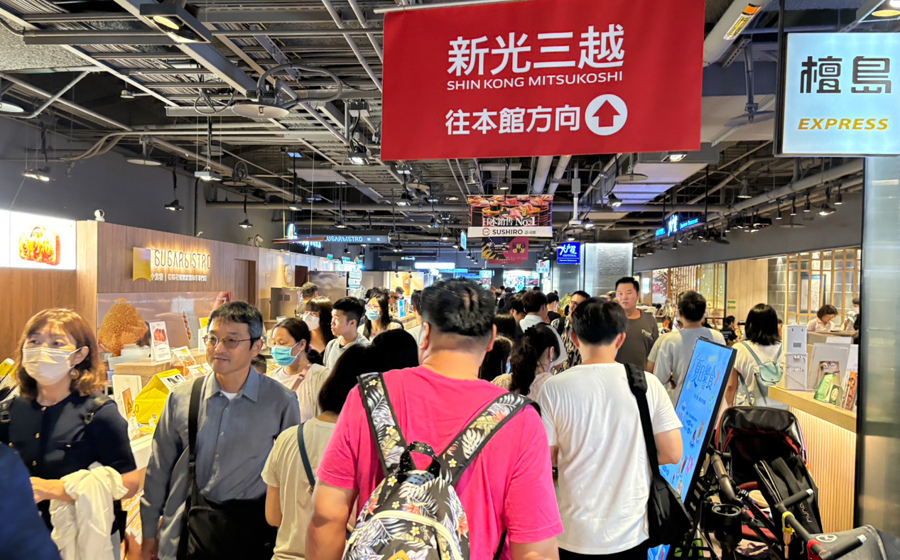 ▲大型演唱會帶來的大量外縣市旅客，帶動館內餐飲業績表現亮眼。（圖/新光三越高雄左營店提供）