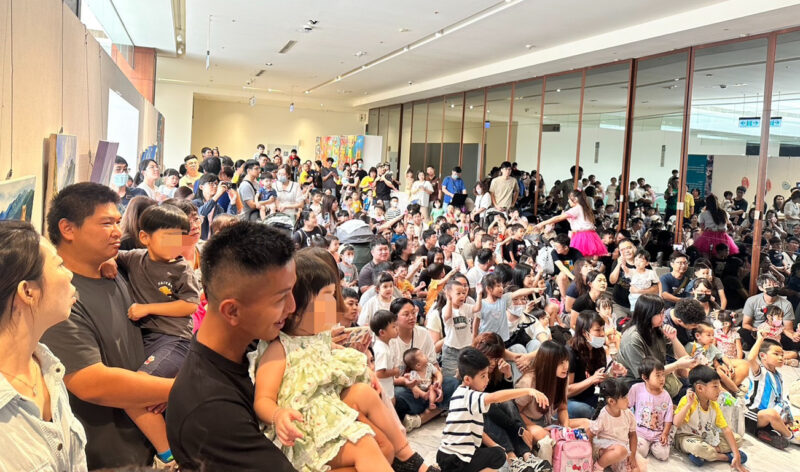▲暑假期間館內展覽與親子活動吸引大量家庭客群。搭配卡通明星見面會，形成「停留經濟」效益。（圖/新光三越高雄左營店提供）