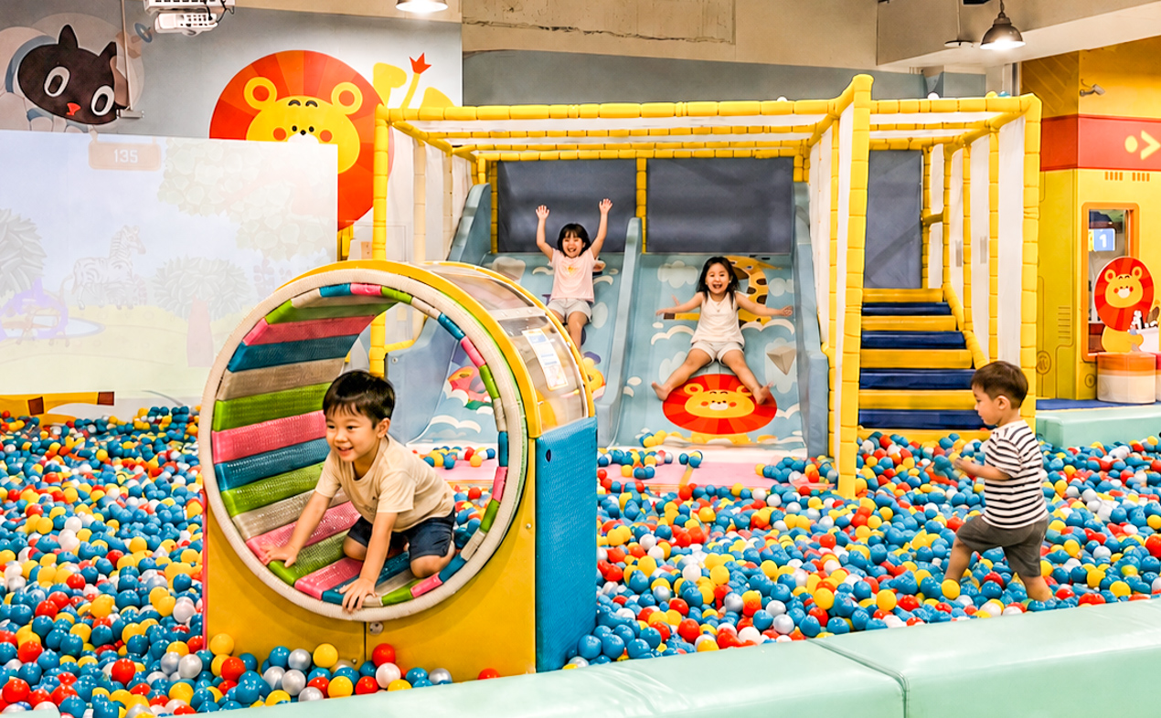 ▲位於大道東3F的遊戲愛樂園，7.1(三)-8.31(一)_推出20_週年紀念金卡優惠價3,600元，以及白金卡優惠價6,000元。（圖/SKM Park Outlets高雄草衙提供） 