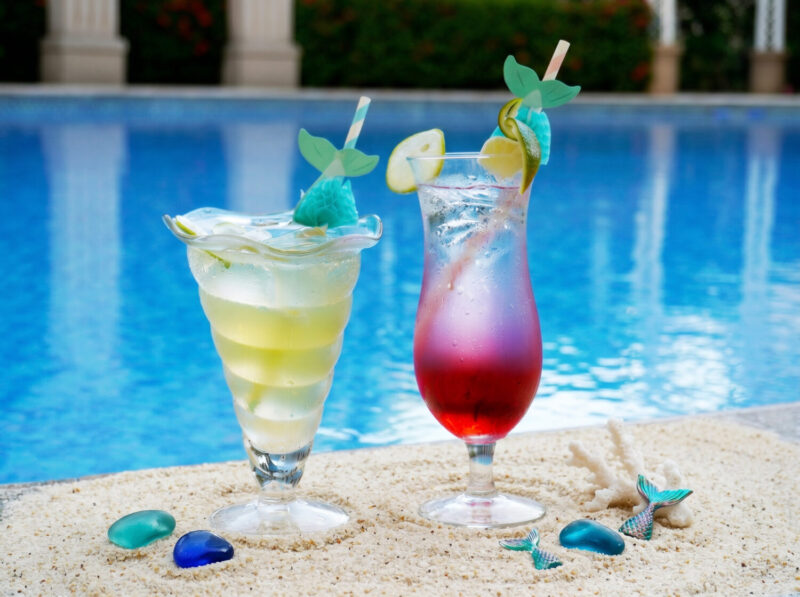 ▲人魚最愛的海洋特調：「海風迎面萊」(圖左)「盛夏莓人魚」(圖右)。（圖/高雄福容大飯店提供）