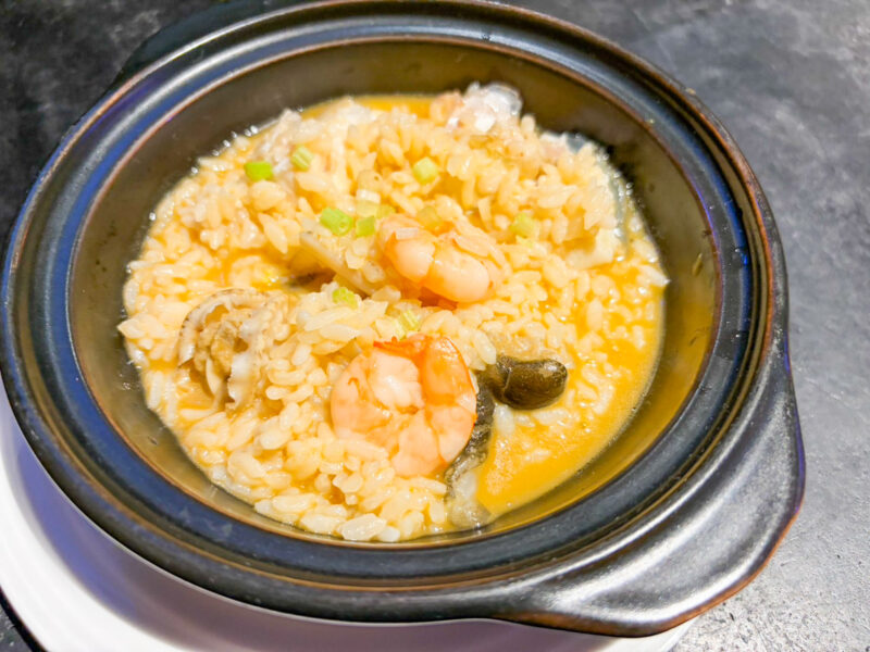 ▲將魚頭、魚骨回鍋細火熬煮，加入米飯燉煮成鮮味濃郁的海鮮雜炊。（圖/高雄翰品酒店提供）