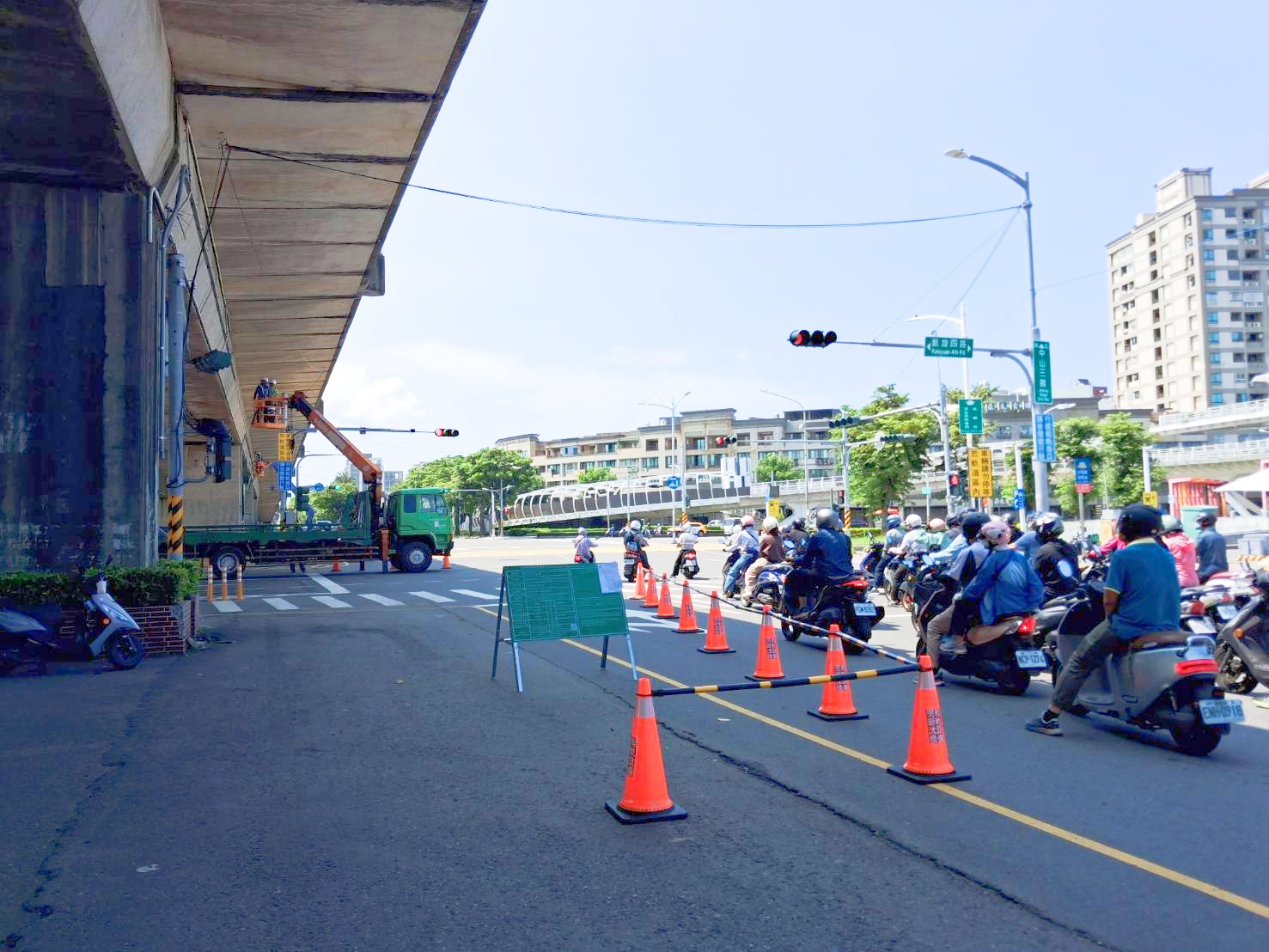 前鎮區中山三路與凱旋四路口8月10日至11日辦理號誌施工交通局請用路人減速慢行 前鎮區中山三路與凱旋四路口8月10日至11日辦理號誌施工交通局請用路人減速慢行