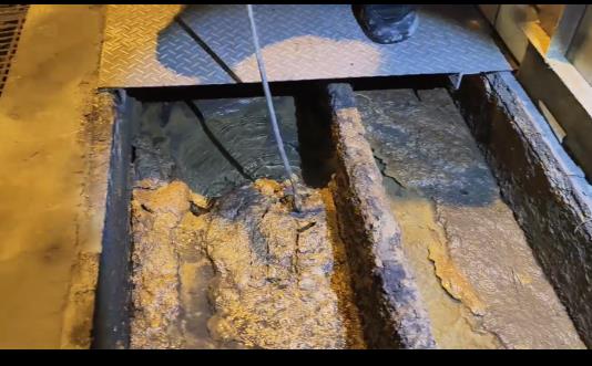 中正地下道排水溝夜間清淤 高市水利局請用路人減速慢行