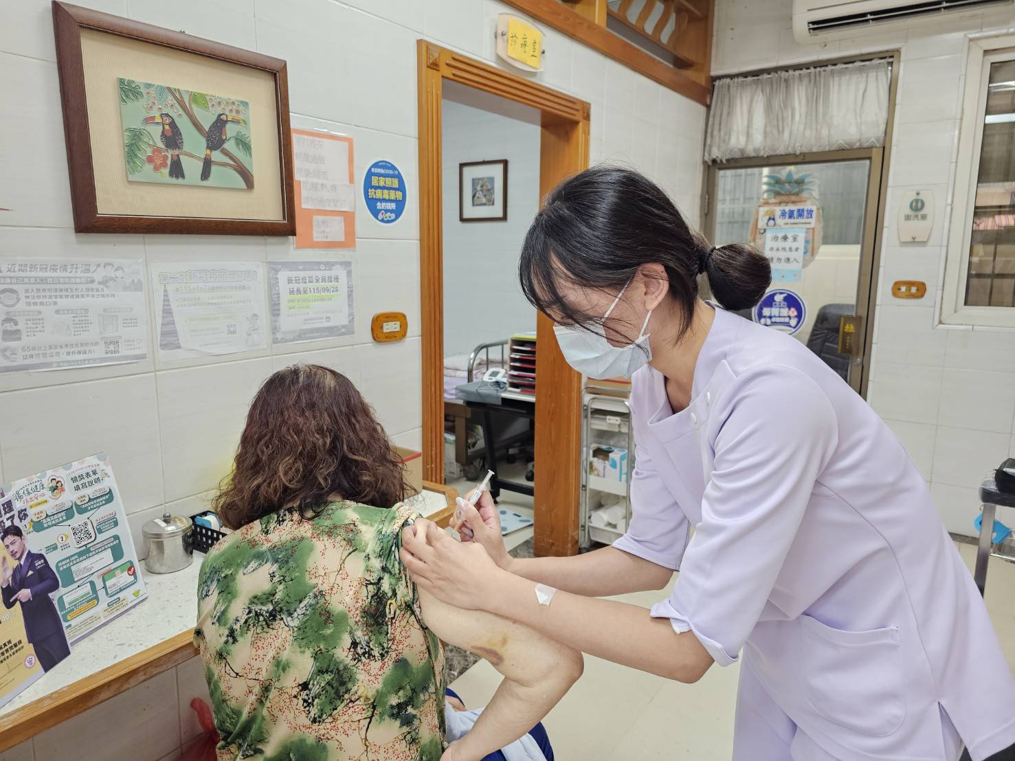 高雄新冠疫苗庫存僅1萬餘劑 近一周接種量是前一週的5倍 衛生局呼籲民眾儘速接種增防護力 高雄新冠疫苗庫存僅1萬餘劑 近一周接種量是前一週的5倍 衛生局呼籲民眾儘速接種增防護力